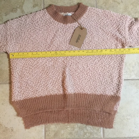 Gorgeous Listicle sweater in size Large - Picture 9 of 10